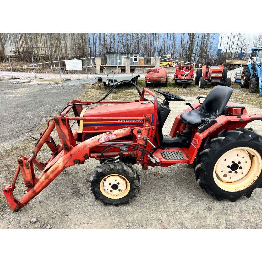 YANMAR F16 s čelným nakladačom a rotavátorom YANMAR F16 s čelným nakladačom a rotavátorom