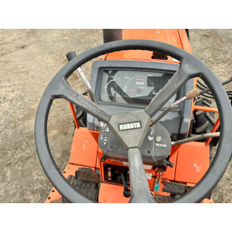 Kubota L1-18 s čelným nakladačom