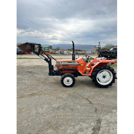 Kubota L1-18 s čelným nakladačom